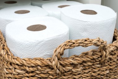 kağıt havlu bir hasır sepet