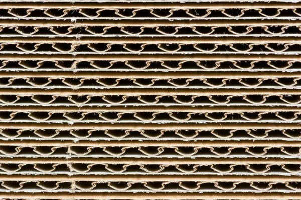 Oluklu karton büyük bir yığın yığını