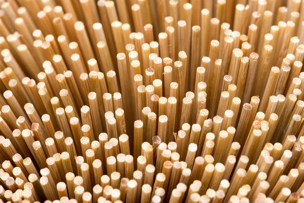 Utensílios de cozinha, pilha de paus de bambu ou espetos de madeira usados t — Fotografia de Stock