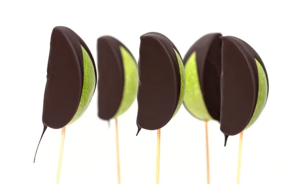 Schokolade eingetauchte Apfelfrüchte auf weißem Hintergrund — Stockfoto