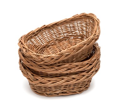 Beyaz arkaplanda hasır sepet