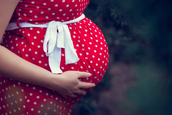 Беременная женщина с животом — стоковое фото