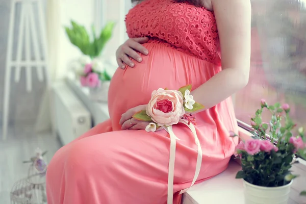 妊娠中の腹の女性 — ストック写真