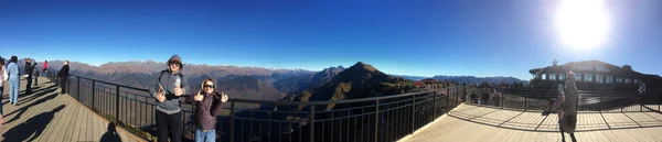 CAUCASUS, SOCHI, RÚSSIA: Alpine ski Resort Rosa Khutor in Krasnaya Polyana — Fotografia de Stock