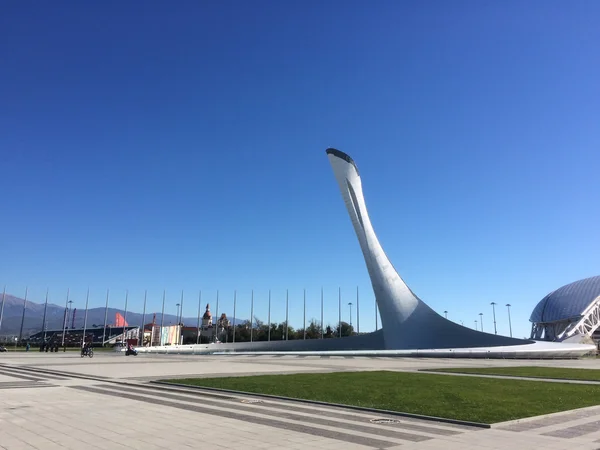 コーカサス, ソチ, ロシア: ソチ アドベンチャー パーク、カップ オリンピック炎「火の鳥" — ストック写真