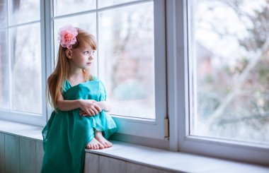 Penceredeki güzel küçük kız