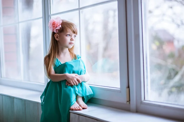 Belle petite fille dans la fenêtre — Photo