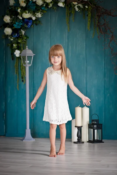 Portret van een meisje met blauwe ogen dansing — Stockfoto