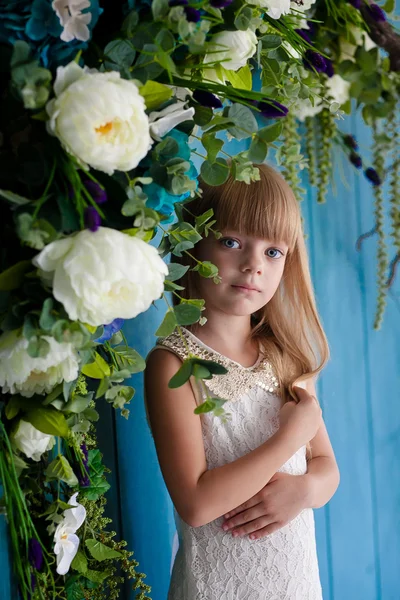 Portret van meisje met blauwe ogen — Stockfoto