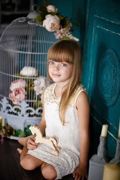 Portret van meisje met blauwe ogen — Stockfoto