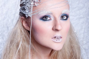 Frost güzel bir kızın portresi 