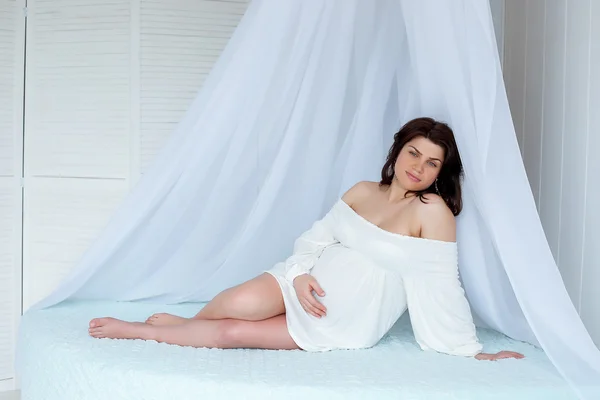 화이트에 아름 다운 부드럽고 관능적인 임신한 여자 — 스톡 사진
