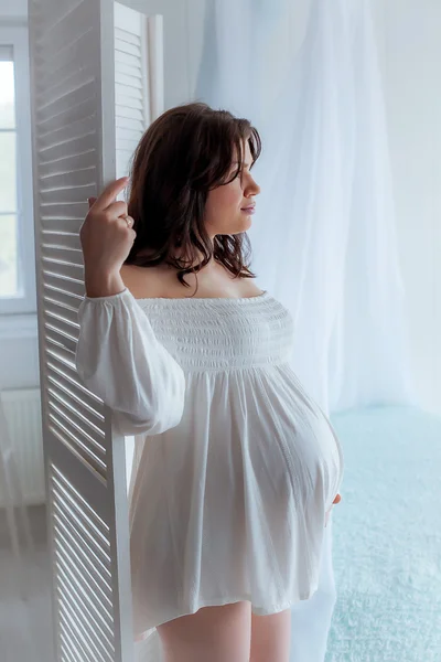 Όμορφο απαλό και αισθησιακό έγκυος κορίτσι σε λευκό — Φωτογραφία Αρχείου