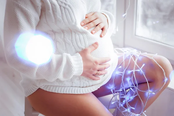 Красивая мягкая и чувственная беременная девушка в белом — стоковое фото