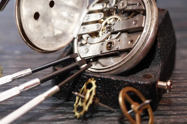 Antik kol saatini tamir — Stok fotoğraf