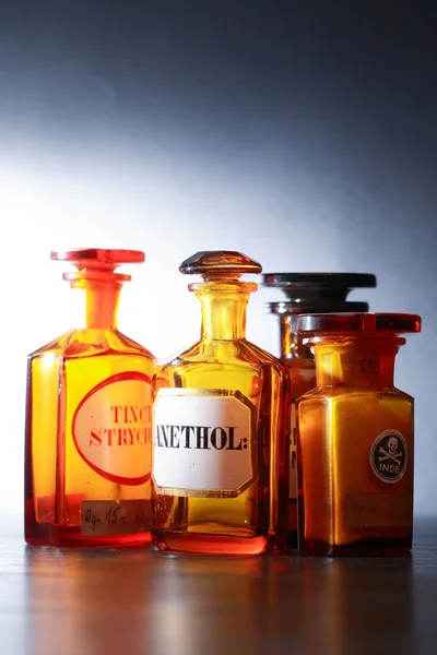Старые фармацевтические препараты — стоковое фото