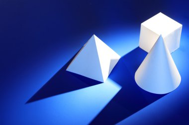 Geometrik şekillerin üzerindeki mavi