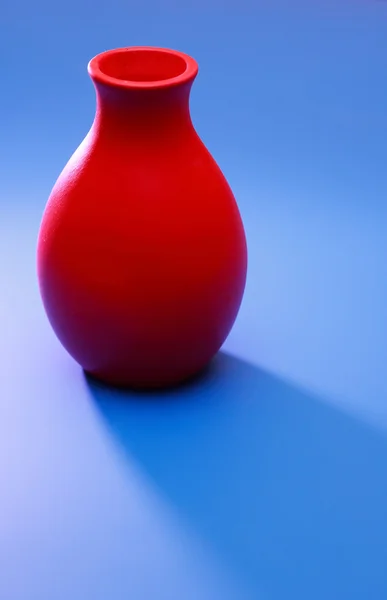 Rote Vase auf blauem Grund — Stockfoto