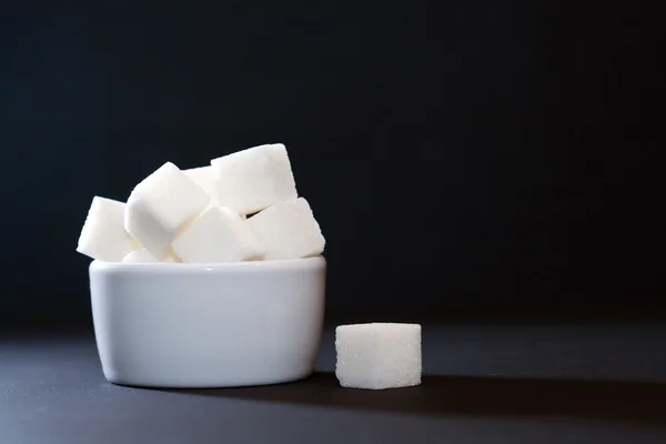 어둠에 설탕 그릇 — 스톡 사진