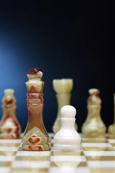 Шахматные фигуры на борту — стоковое фото