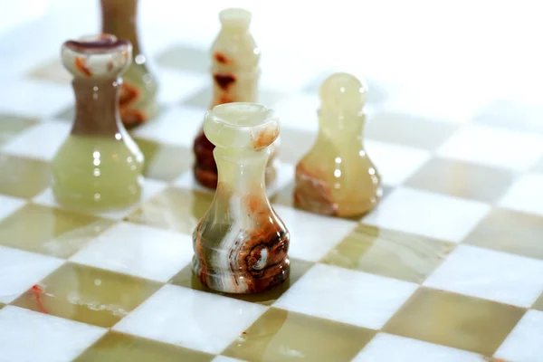 Schackspel på vit — Stockfoto
