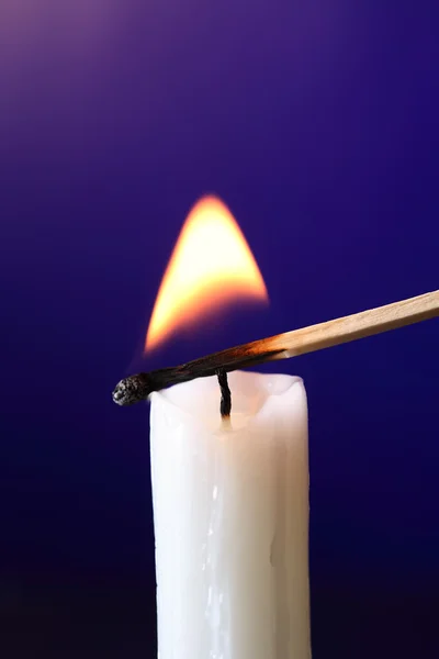 Candle inflammerad med Match — Stockfoto