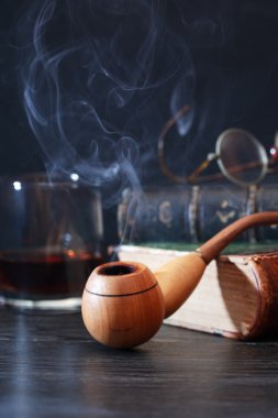 Sigara boru ve kitaplar