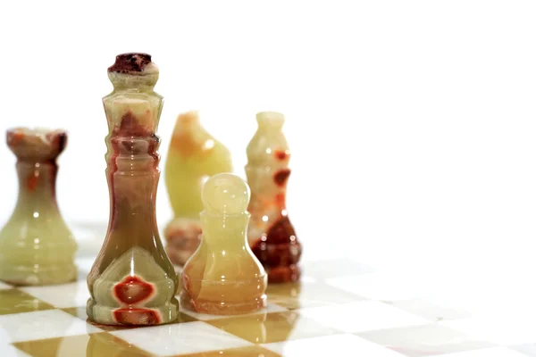 Schachpartie auf Weiß — Stockfoto