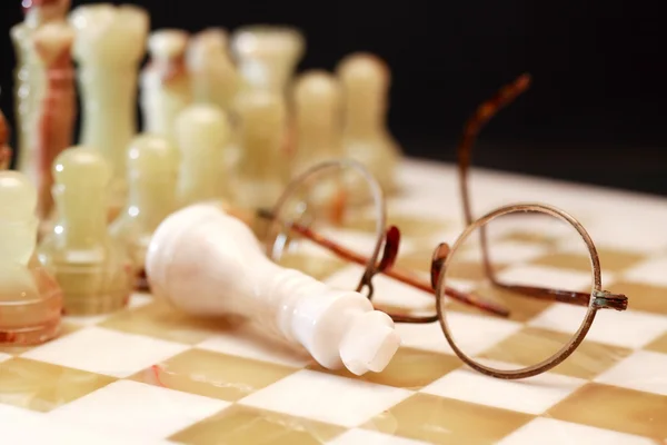 Schackpjäser och glasögon — Stockfoto