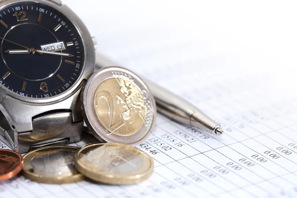 Münzen in der Nähe der Armbanduhr — Stockfoto