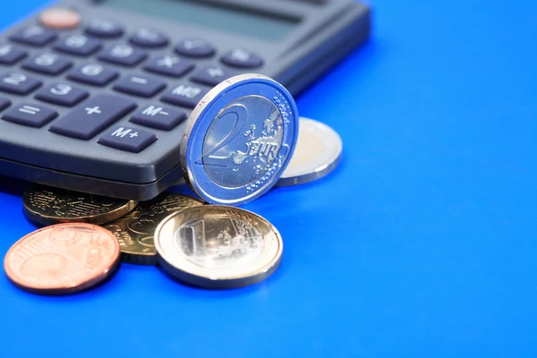 Monedas Cerca de Calculadora — Foto de Stock