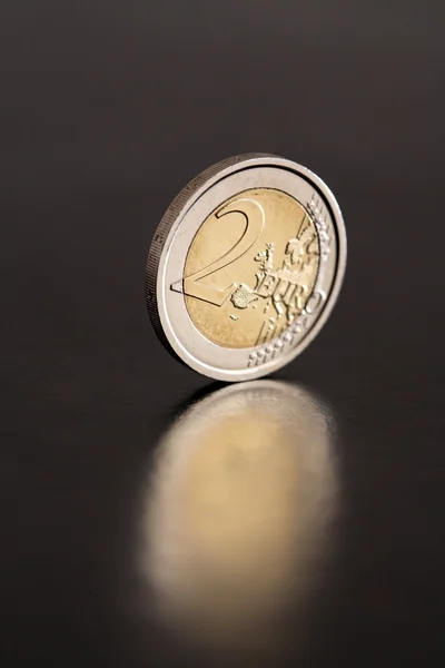 Европейская монета в темноте — стоковое фото