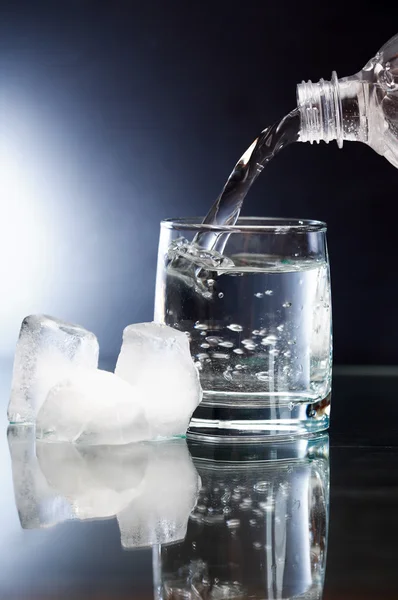 Acqua minerale con ghiaccio — Foto Stock