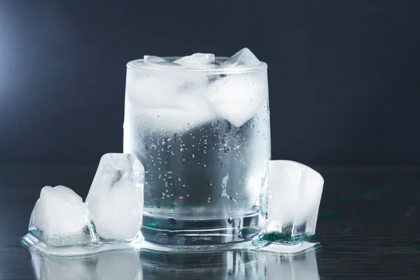 Agua mineral con hielo — Foto de Stock