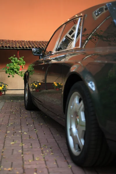 Linousine Parking In Courtyard — Stock Photo, Image