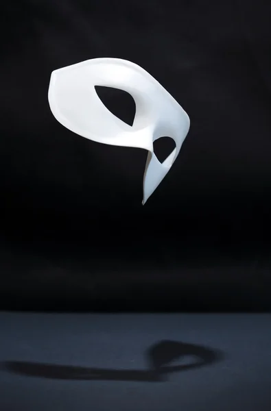 Máscara branca contra preto — Fotografia de Stock
