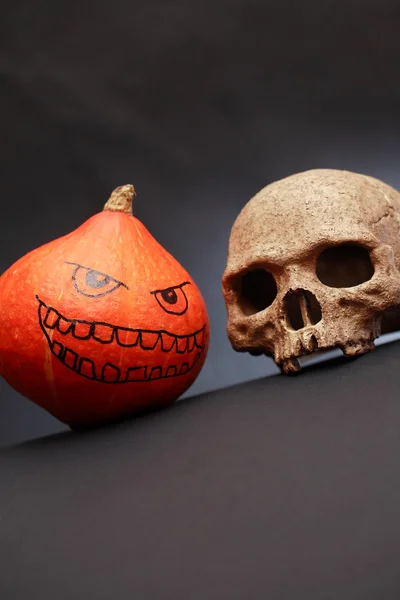 Pumpkin And Skull — Stock Photo, Image