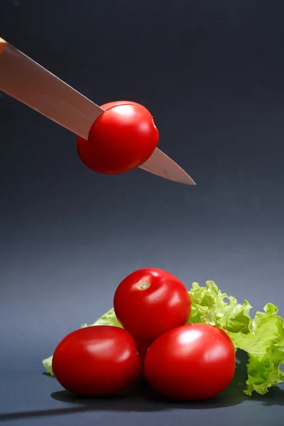 Tomater och kniv — Stockfoto