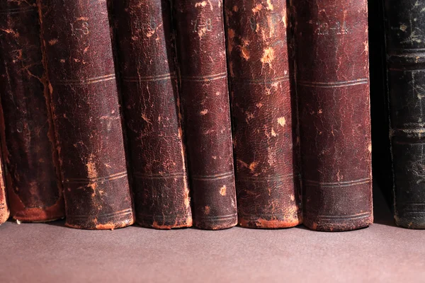 Libros antiguos sobre la oscuridad — Foto de Stock