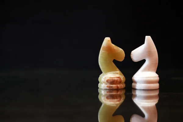 Confrontation d'échecs sur sombre — Photo