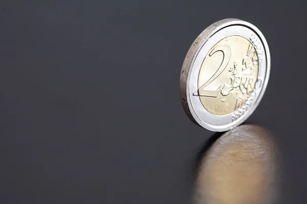 Moneda europea en la oscuridad — Foto de Stock