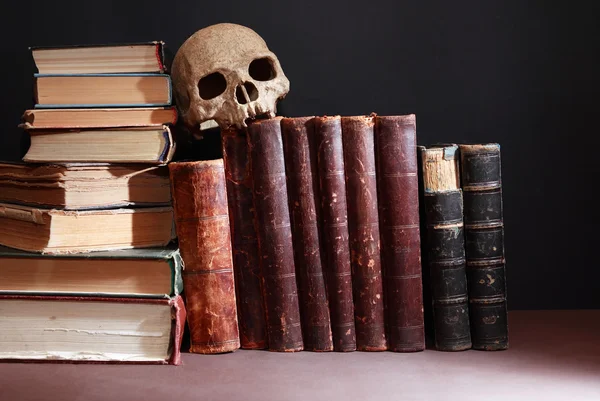 Alte Bücher und Totenkopf — Stockfoto