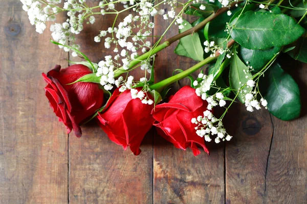 Rosas sobre madeira — Fotografia de Stock