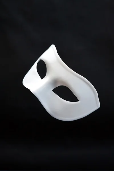 Maschera bianca contro il nero — Foto Stock