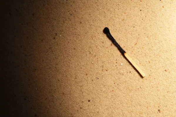 Ein Verbranntes Streichholz Auf Sandgrund Mit Lichtstrahl Stockbild