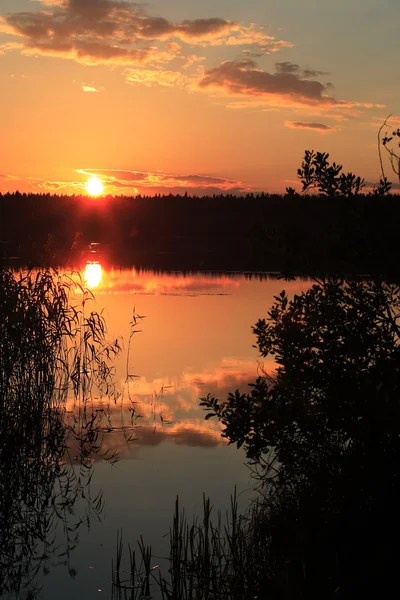 Coucher de soleil au lac — Photo