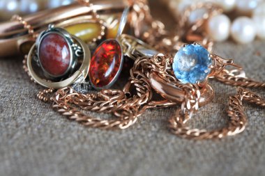 takı üzerine yağlıboya