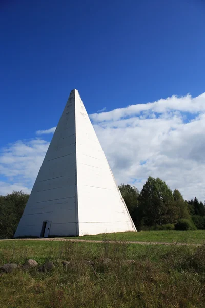 Moderna pyramid — Stockfoto