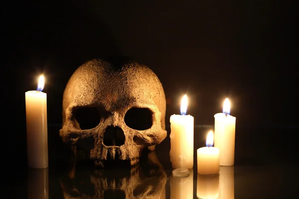 Totenkopf und Kerzen — Stockfoto