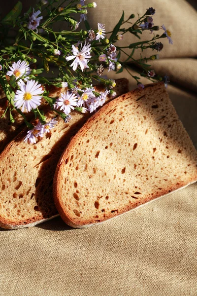 Bread And Flowers — Stock Photo, Image